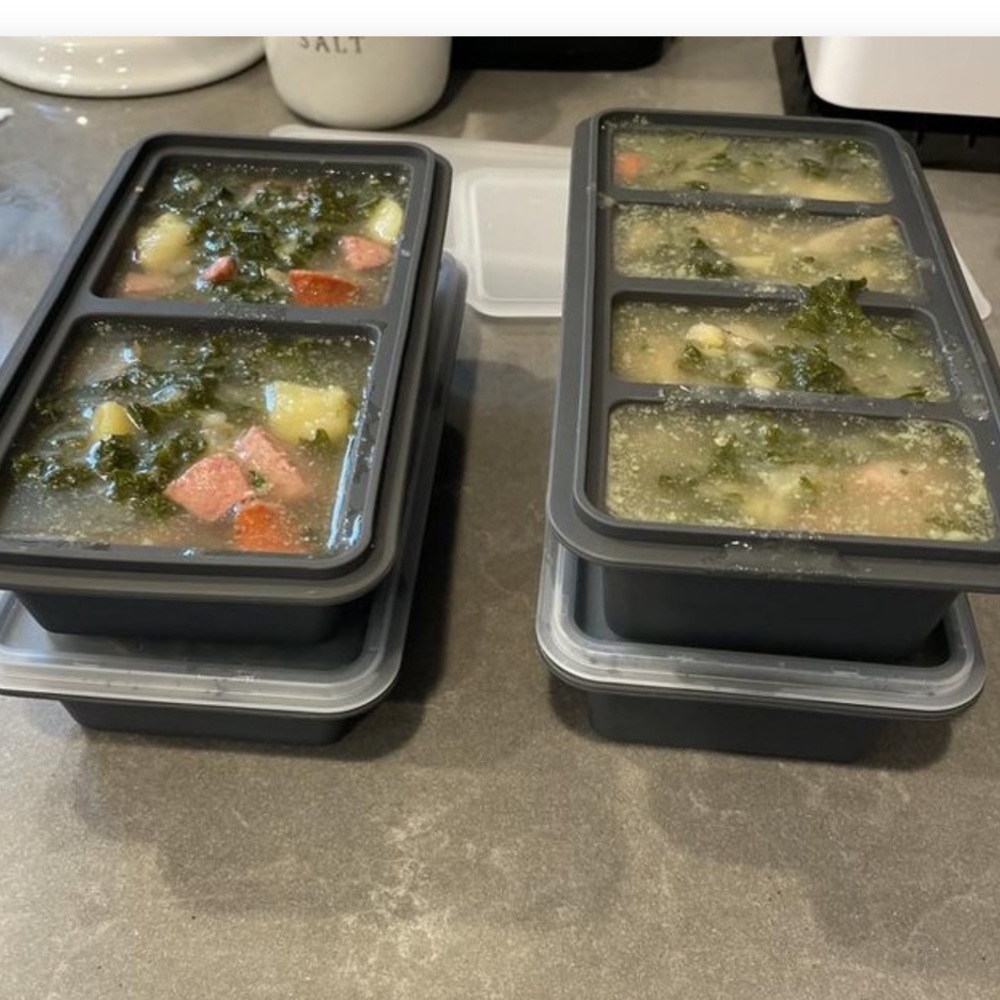 NWT 1 Cup Freeze Cube Molds with Lid (Set of
2) Makes two 1-cup portions